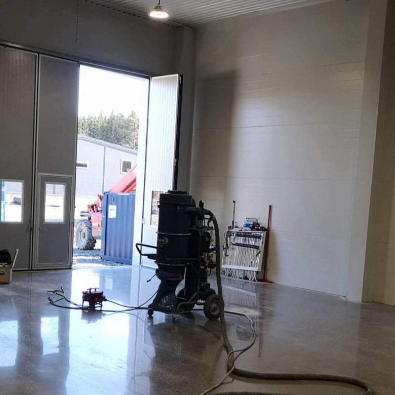 Betongslipning och polering i verkstad