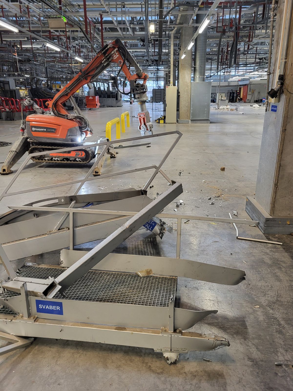Rivning med stålsax på robot i Oslo